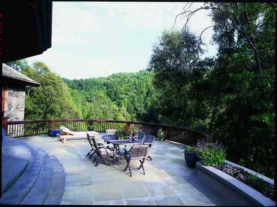 The sun terrace follows the living room’s radial lines and overlooks both the Yuba River and Rock Creek. A built-in planter provides herbs for the kitchen.